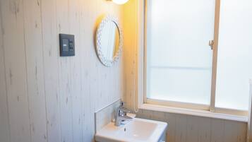 Hårtork, tvål, schampo och toalettpapper