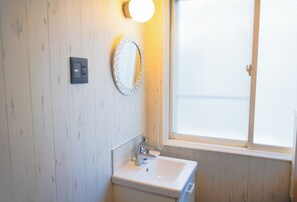 Hårtork, tvål, schampo och toalettpapper