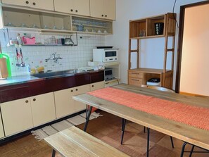 冷蔵庫、電子レンジ、オーブン、コンロ