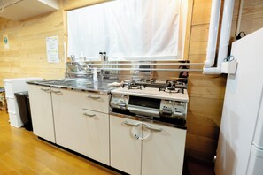 冷蔵庫、電子レンジ、オーブン、調理器具と食器