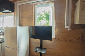 Fridge, microwave, oven, cookware/dishes/utensils - Furano Log House Farm Resort (Furano)