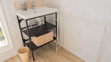 Hårtork, schampo och toalettpapper