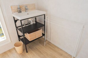 Hårtork, schampo och toalettpapper