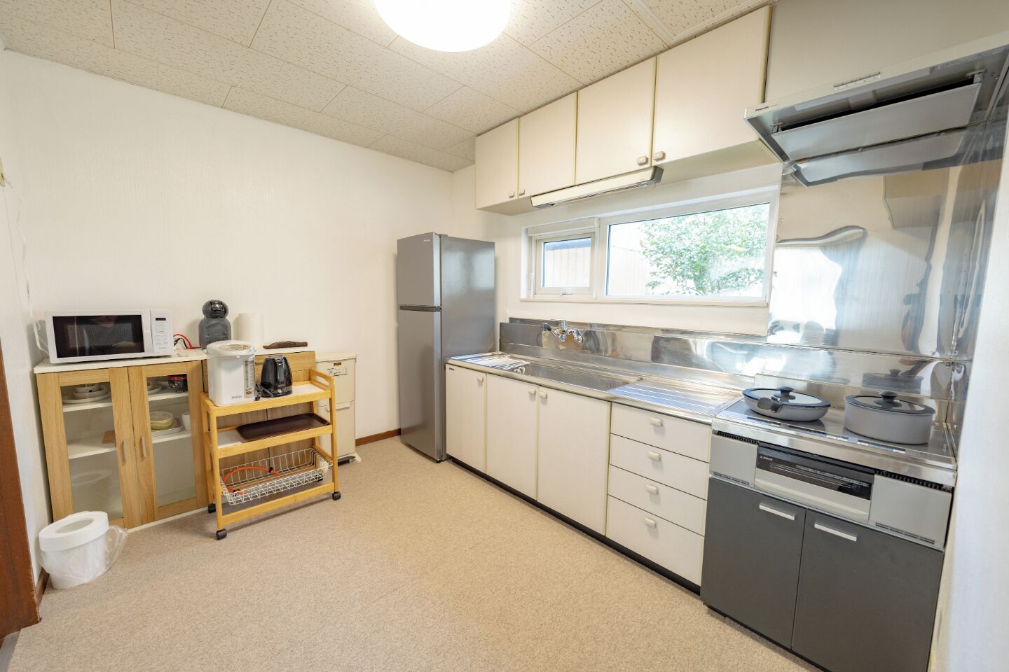 雪櫃、微波爐、電熱水壺、廚房用具/餐具/器皿