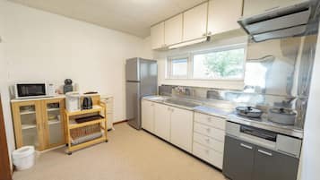 Refrigerador, microondas, tetera/pava eléctrica, utensilios de cocina