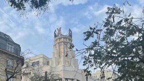 Un bâtiment doté d’une tour imposante et d’une grande enseigne.