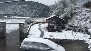 A snowy landscape with a wooden cabin and a car covered in snow. - Mogan Mountain Yaonanwu Manor (Deqing)