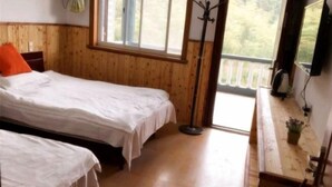 A room with two beds, a wooden floor, a window, and a balcony. - Mogan Mountain Yaonanwu Manor (Deqing)