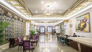 Un vestíbulo amplio con mostrador de recepción, zona de estar y detalles decorativos.