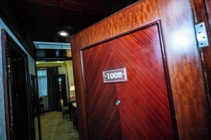 A wooden door with a number plate indicating room 1008. - Huchuan Hotel (Yueqing)