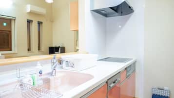 Kylskåp, mikrovågsugn och kaffe- och tebryggare