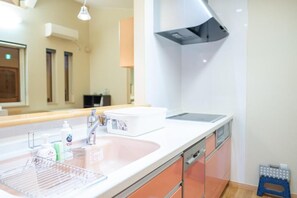 Kylskåp, mikrovågsugn och kaffe- och tebryggare