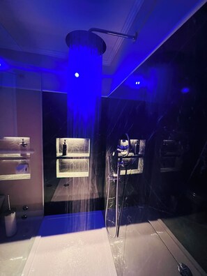 Shower, hair dryer, bidet, towels - Wonderful 2-bedroom apartment in Roma with WiFi (Roma)