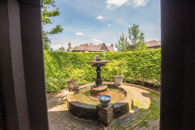 Charming and Historic Holly Cottage Carriage House in Downtown Tyler