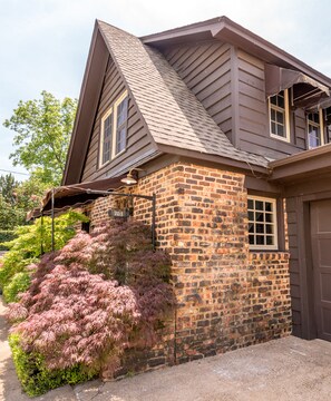 Exterior detail - Charming and Historic Holly Cottage Carriage House in Downtown Tyler (Tyler)