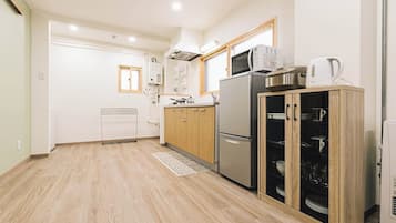 Microwave, cookware/dishes/utensils