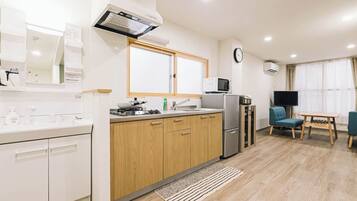 Microwave, cookware/dishes/utensils