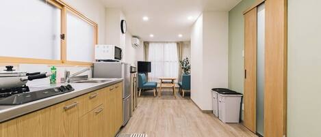 Microwave, cookware/dishes/utensils