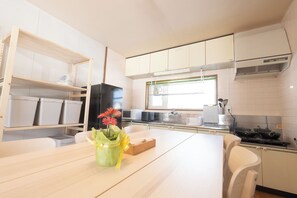 Kühlschrank, Mikrowelle, Herdplatte, Wasserkocher