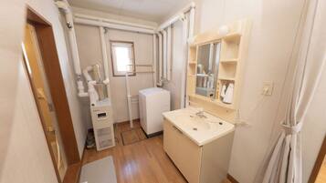 Hårtork, handdukar, tvål och schampo