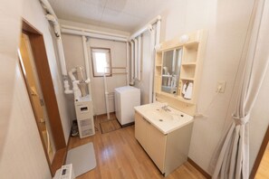 ヘアドライヤー、タオル、石鹸、シャンプー