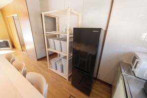 冷蔵庫、電子レンジ、コンロ、電気ポット