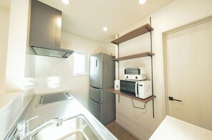 冷蔵庫、電子レンジ、電気ポット、トースター