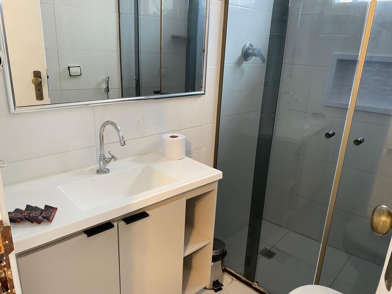 Deluxe Apartment | Bathroom | Shower, hair dryer, towels, soap