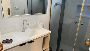 Deluxe Apartment | Bathroom | Shower, hair dryer, towels, soap