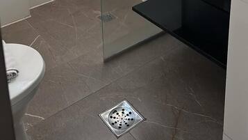 Deluxe-lejlighed | Badeværelse | Bruser, hårtørrer, håndklæder, Sæbe