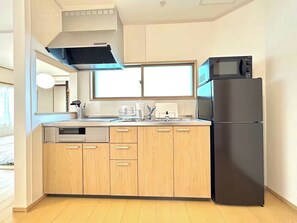 Kühlschrank, Mikrowelle, Wasserkocher, Kochgeschirr/Geschirr/Besteck