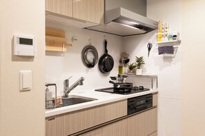 Réfrigérateur, micro-ondes, batterie de cuisine, vaisselle et ustensiles