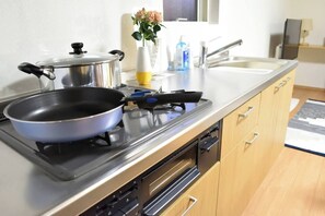 Fridge, microwave, cookware/dishes/utensils - TKD HOUSE FURANO (富良野市)