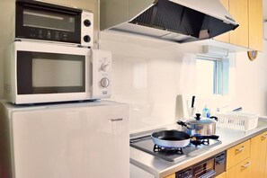 Frigorifero, microonde, pentole/stoviglie/utensili