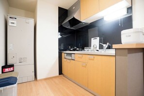 Fridge, microwave, cookware/dishes/utensils - stay  in Biei 102 modern apt w/p (Biei)