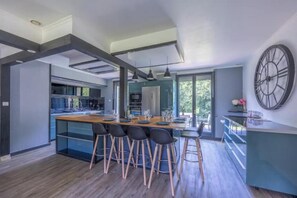 Køleskab, mikrobølgeovn, ovn, kogeplade