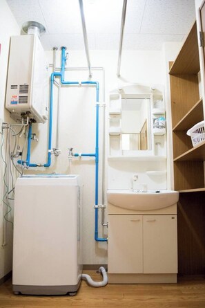 Secadora de cabello, jabón, shampoo 