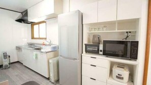 Kühlschrank, Mikrowelle, Kochgeschirr/Geschirr/Besteck