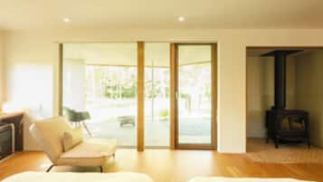 1 bedroom, desk, WiFi