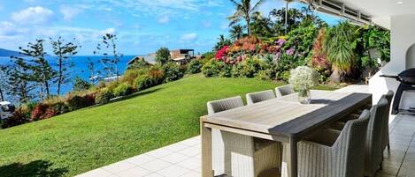 屋外ダイニングエリア