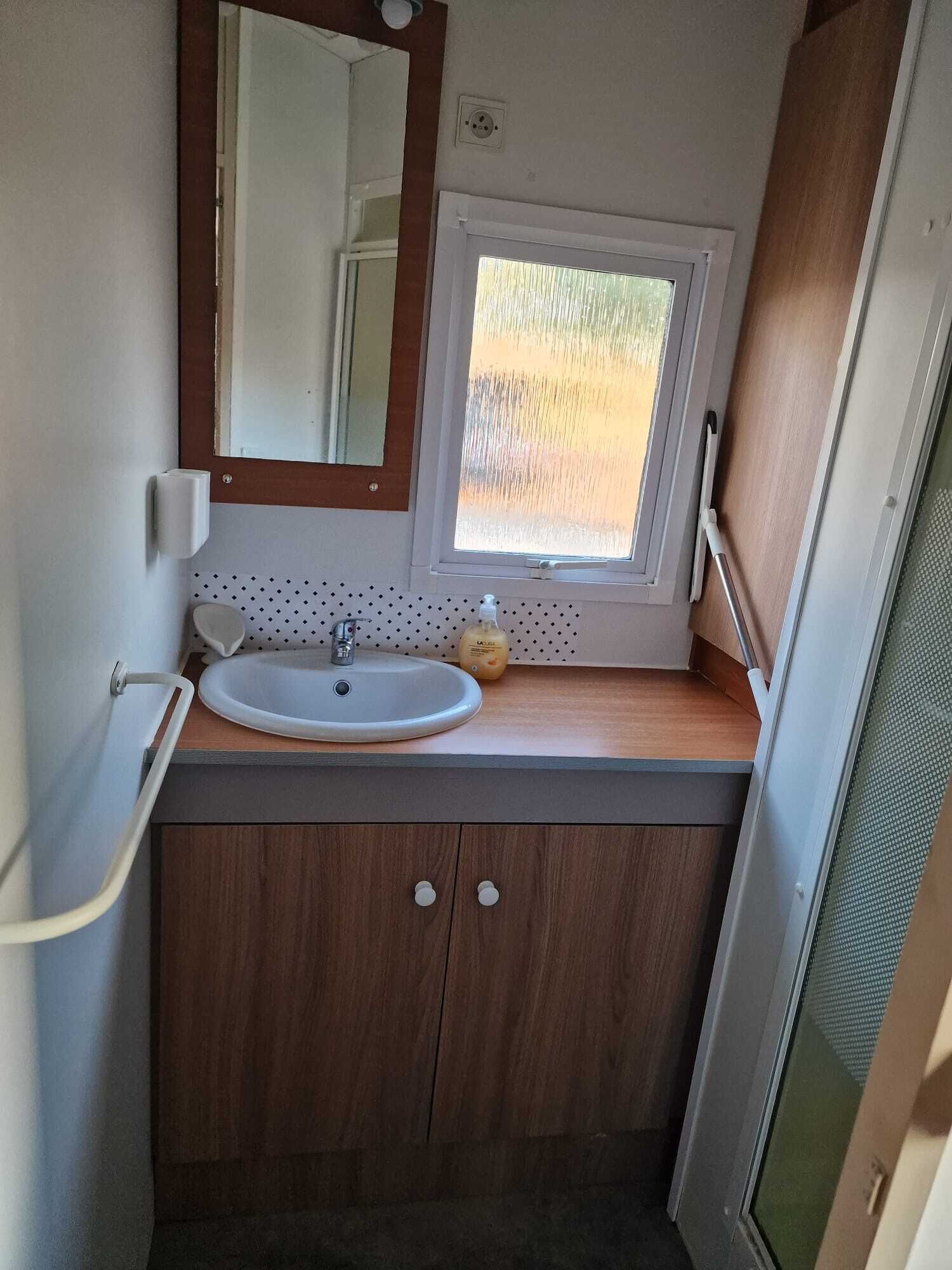 Regadera, toallas, jabón, papel de baño 