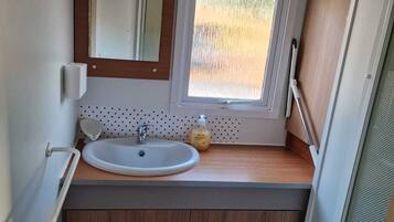 Regadera, toallas, jabón, papel de baño