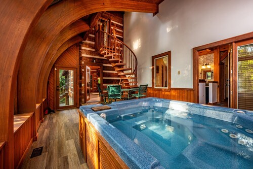 3BR, 2.5BA Log Cabin, close to town , indoor hot tub.