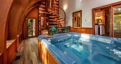 3BR, 2.5BA Log Cabin, close to town , indoor hot tub.