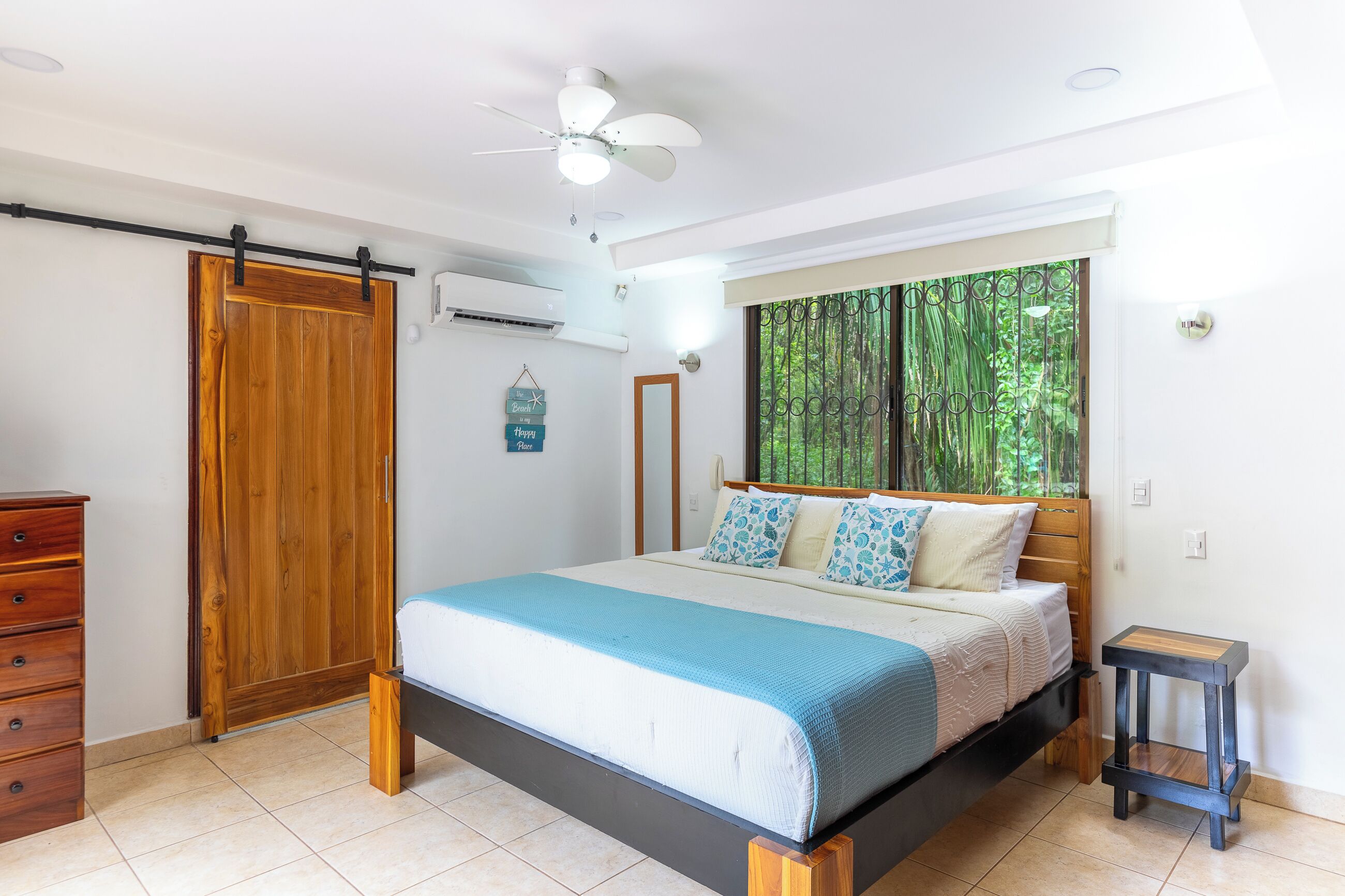 3 bedrooms, desk, WiFi, bed sheets