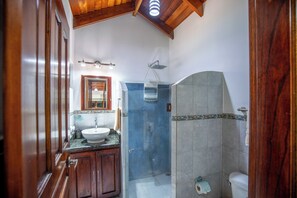 Shower, towels, toilet paper - Lovely Casa Tranquila located in L-Section, Nosara (Provincia de Guanacaste)