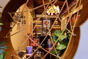 Bar (on property) - Yungeju Hostel (Lijiang)