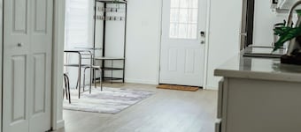 Charming 2-bedroom house in serene Easton with WiFi, AC