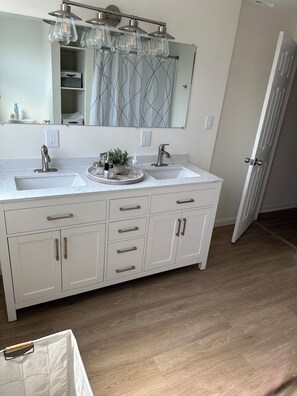 Håndklær, såpe, sjampo og toalettpapir