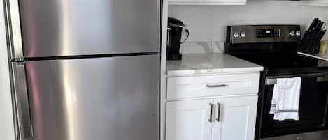 Réfrigérateur, four à micro-ondes, un four, surface de cuisson